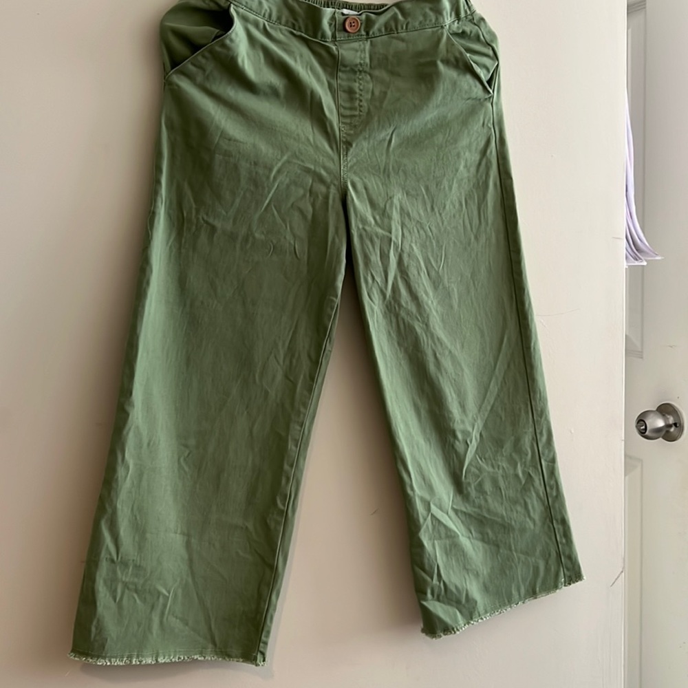 This is kids bottom’s wear and styles casual wear and it’s color is pista green.